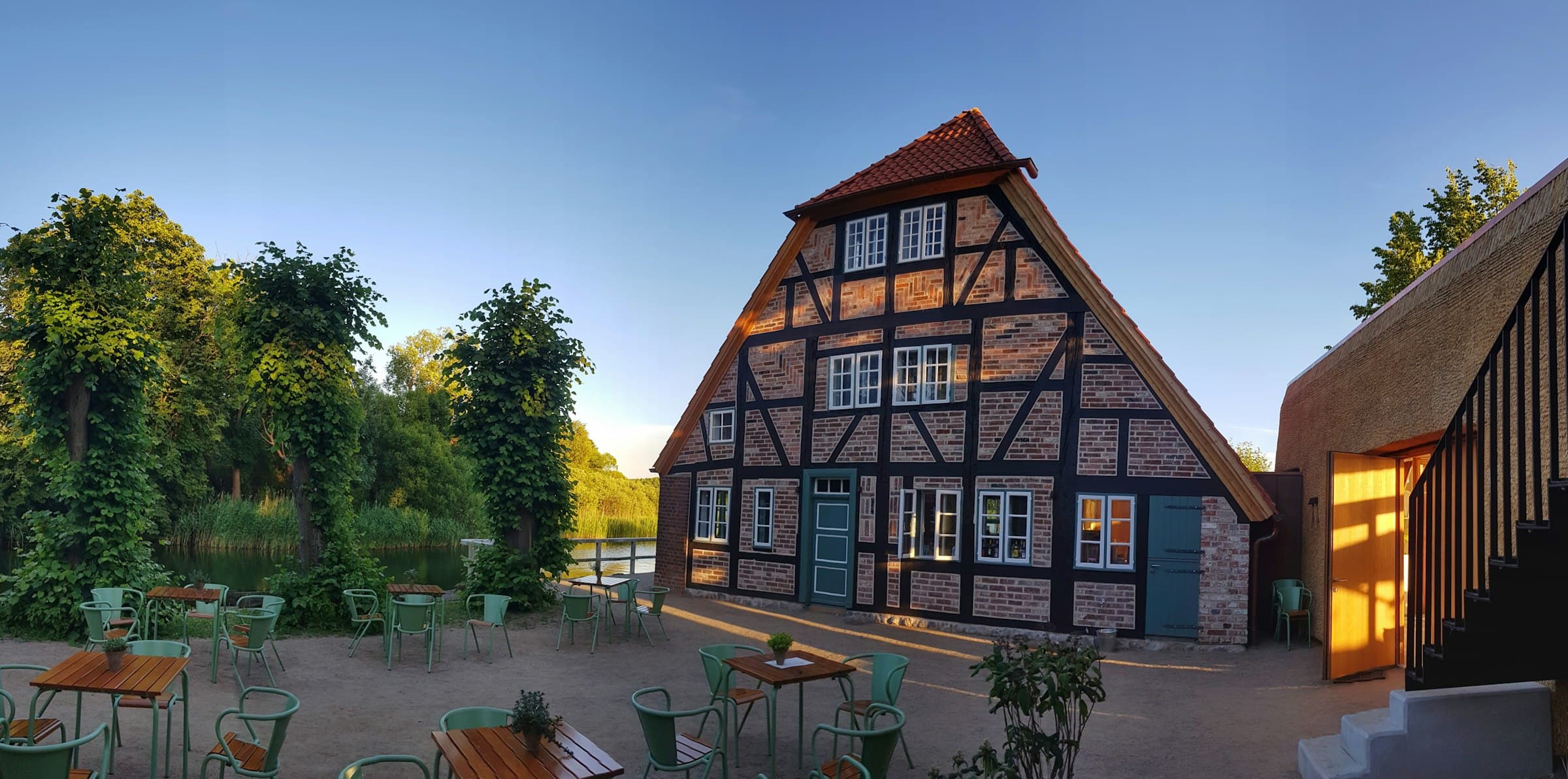 Fachwerk-Hallenhaus aus Backstein im Abendlicht